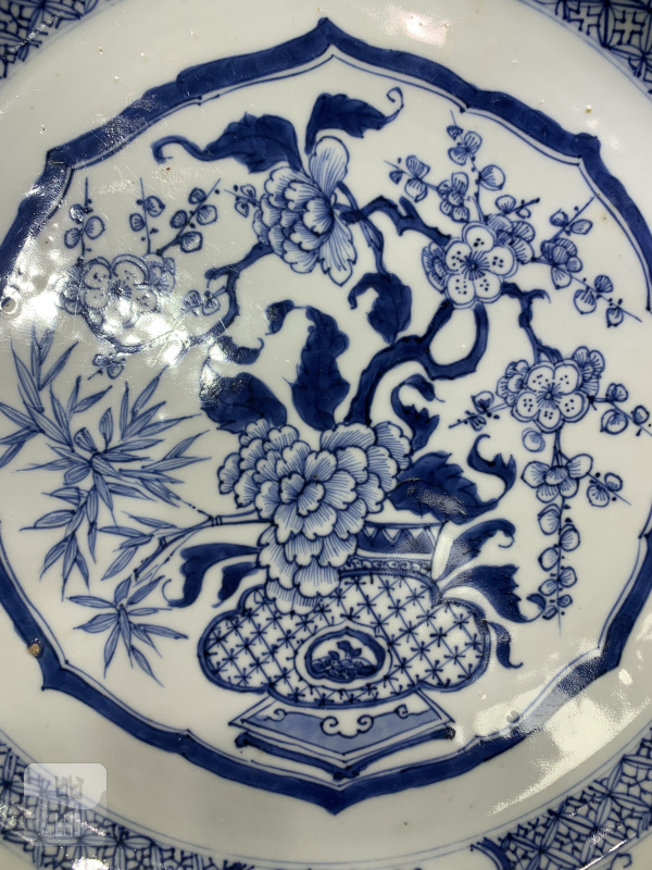 清雍正青花开光博古花卉纹折沿大盘 - 图3